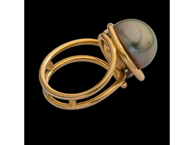 An 18ct yellow gold ring with a large pearl and diamonds, designed by jewellers krista & grety vandevelde, grimbergen - brussels, weight: 10,8 g - afbeelding 6 van  7
