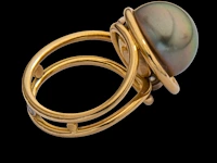 An 18ct yellow gold ring with a large pearl and diamonds, designed by jewellers krista & grety vandevelde, grimbergen - brussels, weight: 10,8 g - afbeelding 6 van  7