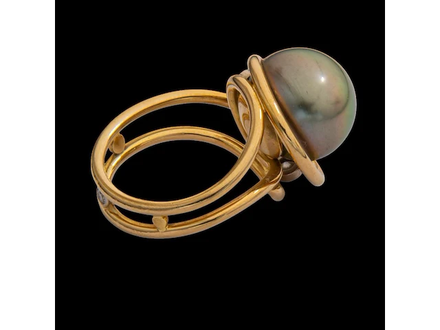 An 18ct yellow gold ring with a large pearl and diamonds, designed by jewellers krista & grety vandevelde, grimbergen - brussels, weight: 10,8 g - afbeelding 7 van  7