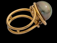 An 18ct yellow gold ring with a large pearl and diamonds, designed by jewellers krista & grety vandevelde, grimbergen - brussels, weight: 10,8 g - afbeelding 7 van  7