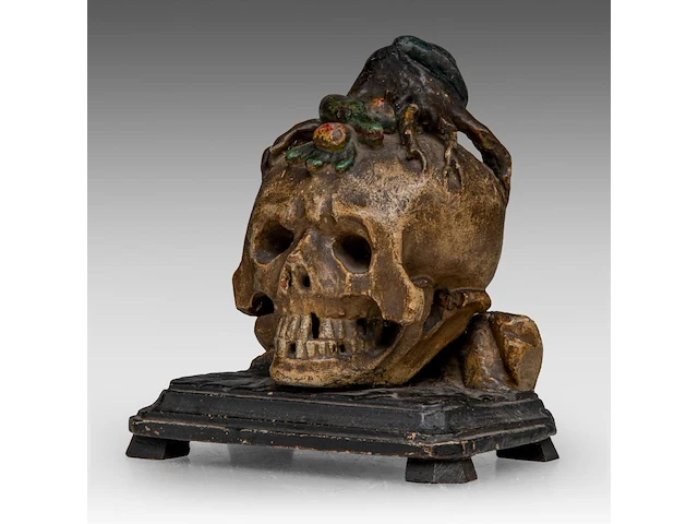 An 18thc polychrome wood memento mori skull with a snake and tree roots 16 cm. (6.29 in.) - afbeelding 1 van  6