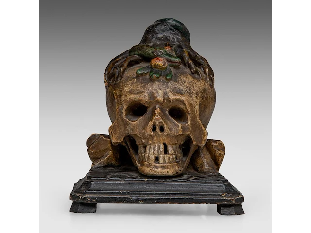 An 18thc polychrome wood memento mori skull with a snake and tree roots 16 cm. (6.29 in.) - afbeelding 2 van  6