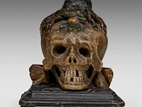 An 18thc polychrome wood memento mori skull with a snake and tree roots 16 cm. (6.29 in.) - afbeelding 2 van  6