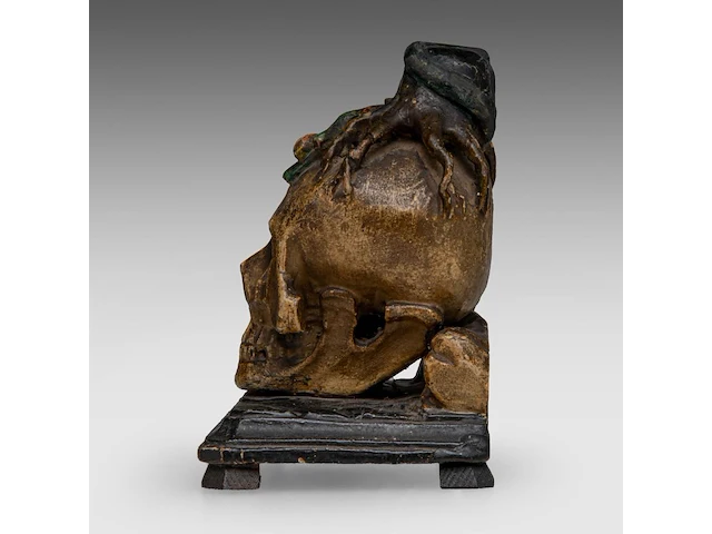 An 18thc polychrome wood memento mori skull with a snake and tree roots 16 cm. (6.29 in.) - afbeelding 3 van  6