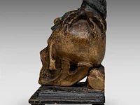 An 18thc polychrome wood memento mori skull with a snake and tree roots 16 cm. (6.29 in.) - afbeelding 3 van  6