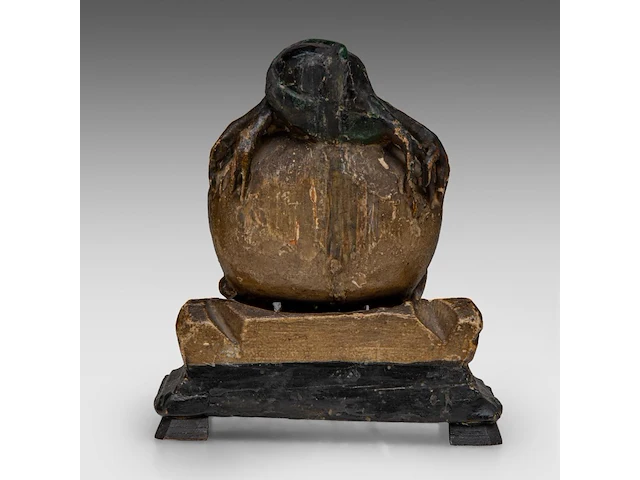 An 18thc polychrome wood memento mori skull with a snake and tree roots 16 cm. (6.29 in.) - afbeelding 4 van  6