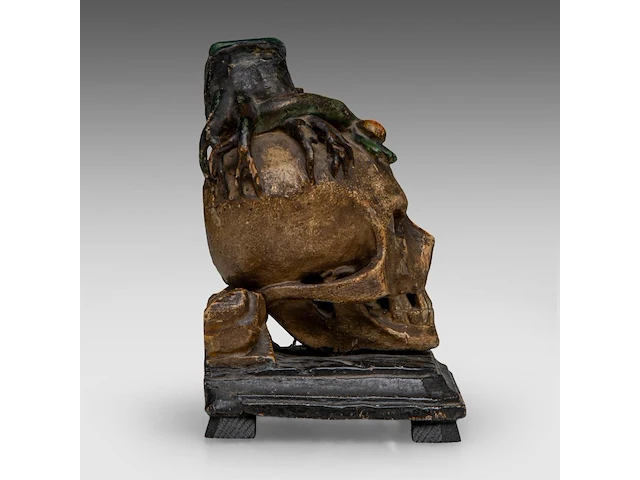 An 18thc polychrome wood memento mori skull with a snake and tree roots 16 cm. (6.29 in.) - afbeelding 5 van  6