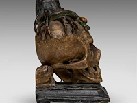 An 18thc polychrome wood memento mori skull with a snake and tree roots 16 cm. (6.29 in.) - afbeelding 5 van  6