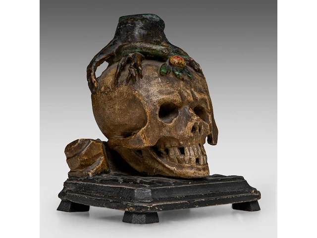 An 18thc polychrome wood memento mori skull with a snake and tree roots 16 cm. (6.29 in.) - afbeelding 6 van  6