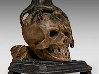 An 18thc polychrome wood memento mori skull with a snake and tree roots 16 cm. (6.29 in.) - afbeelding 6 van  6