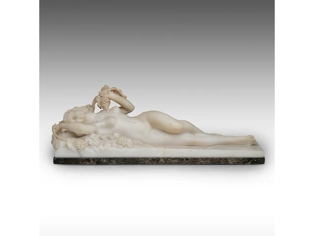 An alabaster reclining female nude among grape vines 17 x 49 cm. (6.69 x 19.28 in.) - afbeelding 1 van  8