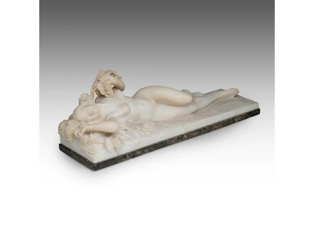 An alabaster reclining female nude among grape vines 17 x 49 cm. (6.69 x 19.28 in.) - afbeelding 2 van  8
