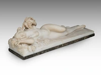 An alabaster reclining female nude among grape vines 17 x 49 cm. (6.69 x 19.28 in.) - afbeelding 2 van  8