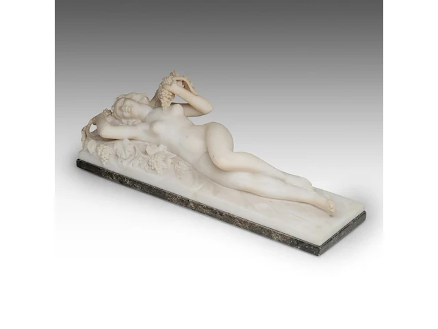 An alabaster reclining female nude among grape vines 17 x 49 cm. (6.69 x 19.28 in.) - afbeelding 3 van  8
