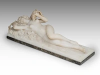 An alabaster reclining female nude among grape vines 17 x 49 cm. (6.69 x 19.28 in.) - afbeelding 3 van  8