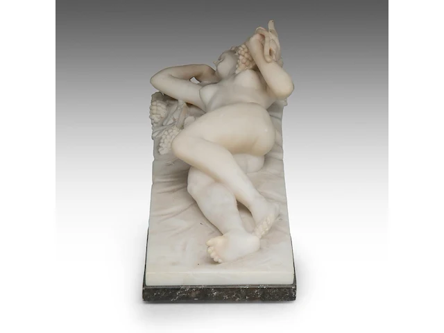 An alabaster reclining female nude among grape vines 17 x 49 cm. (6.69 x 19.28 in.) - afbeelding 4 van  8