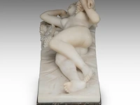 An alabaster reclining female nude among grape vines 17 x 49 cm. (6.69 x 19.28 in.) - afbeelding 4 van  8