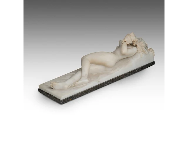An alabaster reclining female nude among grape vines 17 x 49 cm. (6.69 x 19.28 in.) - afbeelding 5 van  8