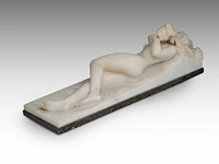 An alabaster reclining female nude among grape vines 17 x 49 cm. (6.69 x 19.28 in.) - afbeelding 5 van  8