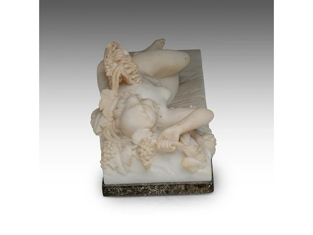 An alabaster reclining female nude among grape vines 17 x 49 cm. (6.69 x 19.28 in.) - afbeelding 7 van  8
