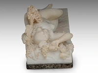 An alabaster reclining female nude among grape vines 17 x 49 cm. (6.69 x 19.28 in.) - afbeelding 7 van  8