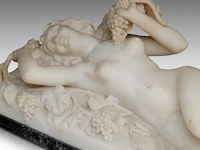 An alabaster reclining female nude among grape vines 17 x 49 cm. (6.69 x 19.28 in.) - afbeelding 8 van  8