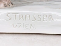 An amphora porcelain figurine of a lioness by arthur strasser (1854-1927) 25 x 44 cm. (9.83 x 17.32 in.) - afbeelding 2 van  12