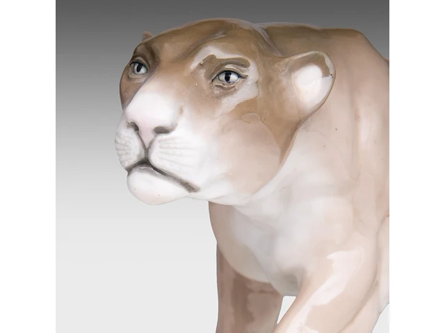 An amphora porcelain figurine of a lioness by arthur strasser (1854-1927) 25 x 44 cm. (9.83 x 17.32 in.) - afbeelding 4 van  12