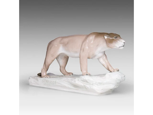 An amphora porcelain figurine of a lioness by arthur strasser (1854-1927) 25 x 44 cm. (9.83 x 17.32 in.) - afbeelding 1 van  12