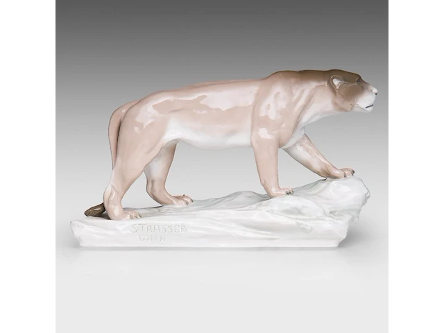 An amphora porcelain figurine of a lioness by arthur strasser (1854-1927) 25 x 44 cm. (9.83 x 17.32 in.) - afbeelding 5 van  12