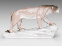 An amphora porcelain figurine of a lioness by arthur strasser (1854-1927) 25 x 44 cm. (9.83 x 17.32 in.) - afbeelding 5 van  12