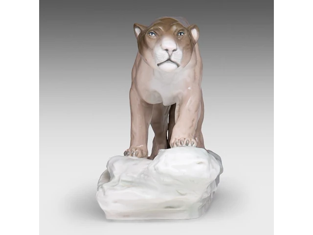 An amphora porcelain figurine of a lioness by arthur strasser (1854-1927) 25 x 44 cm. (9.83 x 17.32 in.) - afbeelding 6 van  12
