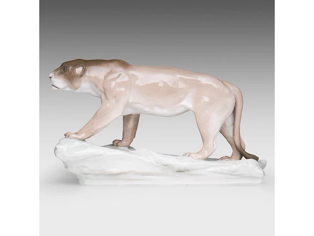 An amphora porcelain figurine of a lioness by arthur strasser (1854-1927) 25 x 44 cm. (9.83 x 17.32 in.) - afbeelding 7 van  12