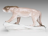 An amphora porcelain figurine of a lioness by arthur strasser (1854-1927) 25 x 44 cm. (9.83 x 17.32 in.) - afbeelding 7 van  12