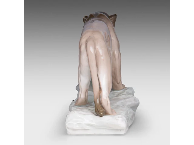 An amphora porcelain figurine of a lioness by arthur strasser (1854-1927) 25 x 44 cm. (9.83 x 17.32 in.) - afbeelding 8 van  12