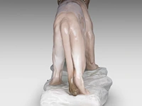 An amphora porcelain figurine of a lioness by arthur strasser (1854-1927) 25 x 44 cm. (9.83 x 17.32 in.) - afbeelding 8 van  12
