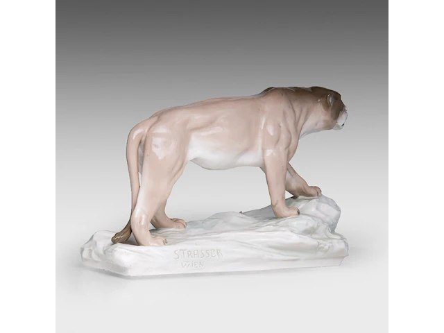 An amphora porcelain figurine of a lioness by arthur strasser (1854-1927) 25 x 44 cm. (9.83 x 17.32 in.) - afbeelding 9 van  12