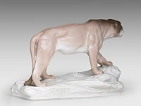 An amphora porcelain figurine of a lioness by arthur strasser (1854-1927) 25 x 44 cm. (9.83 x 17.32 in.) - afbeelding 9 van  12