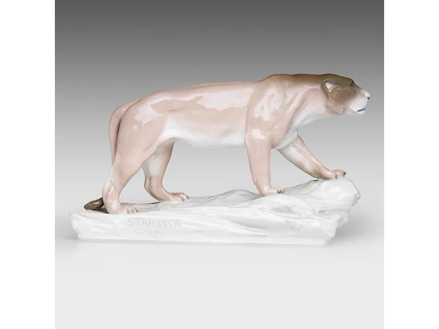 An amphora porcelain figurine of a lioness by arthur strasser (1854-1927) 25 x 44 cm. (9.83 x 17.32 in.) - afbeelding 10 van  12