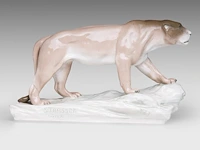 An amphora porcelain figurine of a lioness by arthur strasser (1854-1927) 25 x 44 cm. (9.83 x 17.32 in.) - afbeelding 10 van  12