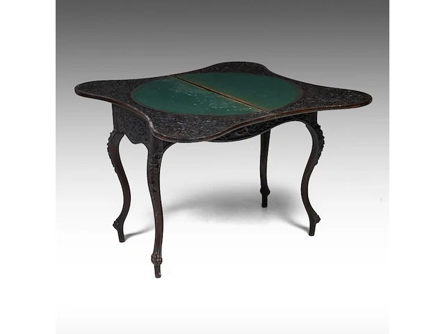 An anglo-indian carved hardwood fold-over card table, 19thc, h 78 cm - w 108 cm - afbeelding 1 van  9