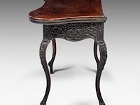 An anglo-indian carved hardwood fold-over card table, 19thc, h 78 cm - w 108 cm - afbeelding 9 van  9