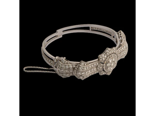 An art deco bracelet in 18ct white gold, floral set with diamonds, weight: 30,3 g - afbeelding 1 van  4