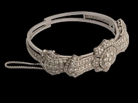 An art deco bracelet in 18ct white gold, floral set with diamonds, weight: 30,3 g