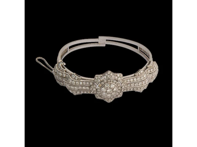 An art deco bracelet in 18ct white gold, floral set with diamonds, weight: 30,3 g - afbeelding 2 van  4