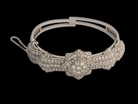 An art deco bracelet in 18ct white gold, floral set with diamonds, weight: 30,3 g - afbeelding 2 van  4