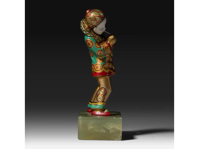 An art deco chryselephantine sculpture of a pierrot on an onyx base, interwar period, total h 12 cm - sculpture h 9,5 cm - total weight 390g (+) - afbeelding 4 van  13