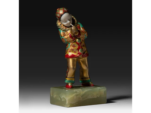 An art deco chryselephantine sculpture of a pierrot on an onyx base, interwar period, total h 12 cm - sculpture h 9,5 cm - total weight 390g (+) - afbeelding 5 van  13