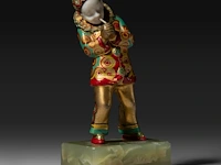 An art deco chryselephantine sculpture of a pierrot on an onyx base, interwar period, total h 12 cm - sculpture h 9,5 cm - total weight 390g (+) - afbeelding 5 van  13
