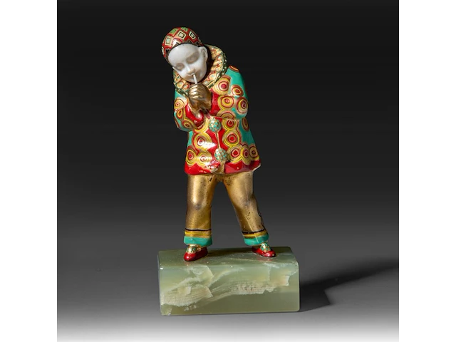 An art deco chryselephantine sculpture of a pierrot on an onyx base, interwar period, total h 12 cm - sculpture h 9,5 cm - total weight 390g (+) - afbeelding 1 van  13